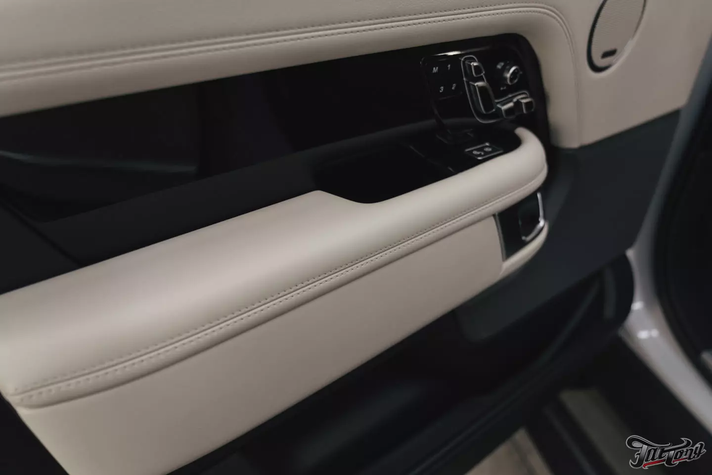 Химчистка и ремонт кожи в салоне Range Rover